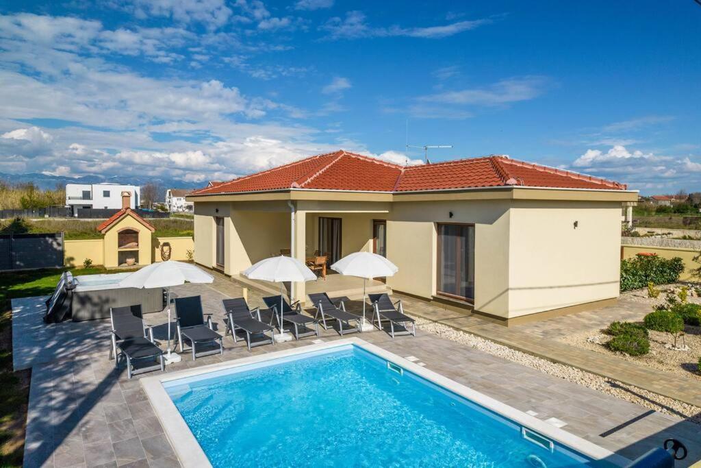 Villa Mattina, With Heated Pool And Jacuzzi Привлака Экстерьер фото