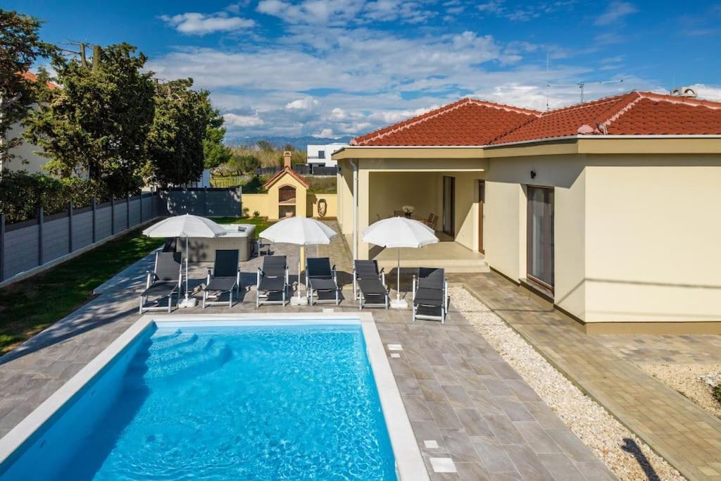 Villa Mattina, With Heated Pool And Jacuzzi Привлака Экстерьер фото
