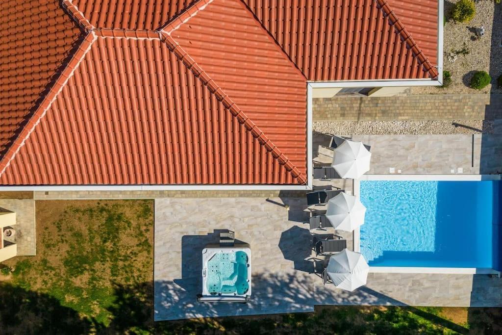 Villa Mattina, With Heated Pool And Jacuzzi Привлака Экстерьер фото